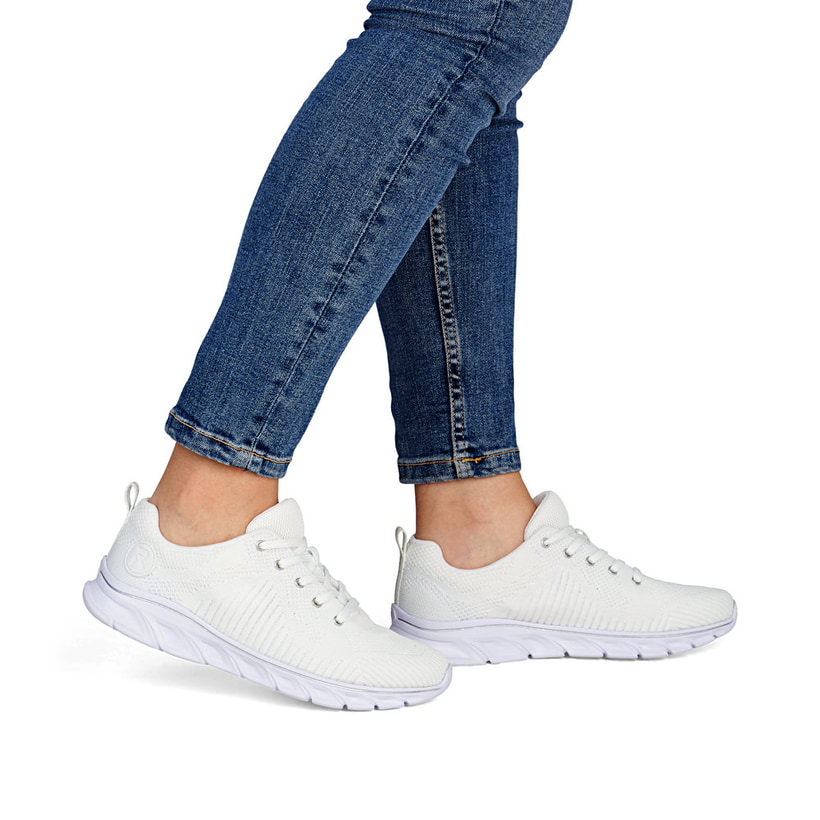 Weiße vegane Rieker Damen Sneaker Low 54022-81 mit einer Schnürung. Schuh am Fuß.