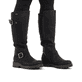 Schwarze Rieker Damen Hochschaftstiefel 73292-00 mit einem Reißverschluss. Schuh am Fuß.