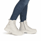 Weiße Rieker Damen Biker Boots W1877-80 aus Glattleder mit goldfarbenen Ösen. Schuh am Fuß.