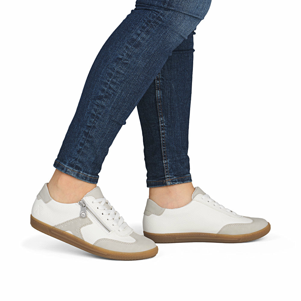 Weiße Rieker Damen Sneaker Low L9700-80 mit einem Reißverschluss. Schuh am Fuß.