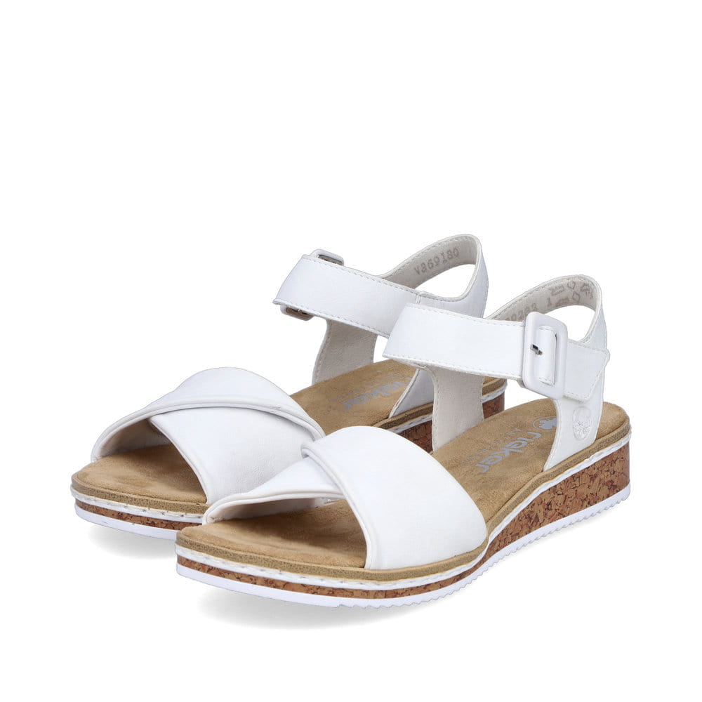 Weiße Rieker Keilsandaletten V3691-80 mit trendiger Schnalle. Schuhpaar seitlich schräg.