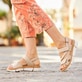 Hellbeige Rieker Damen Riemchensandalen V2366-60 mit einem Klettverschluss. Schuh Außenseite gespiegelt.