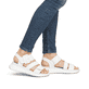 Weiße Rieker Damen Riemchensandalen W2950-80 mit einem Klettverschluss. Schuh am Fuß.