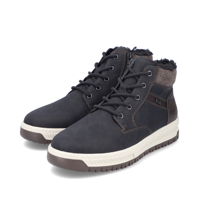 Asphaltschwarze Rieker Herren Schnürstiefel 38542-00 mit einer robusten Profilsohle. Schuhpaar schräg.