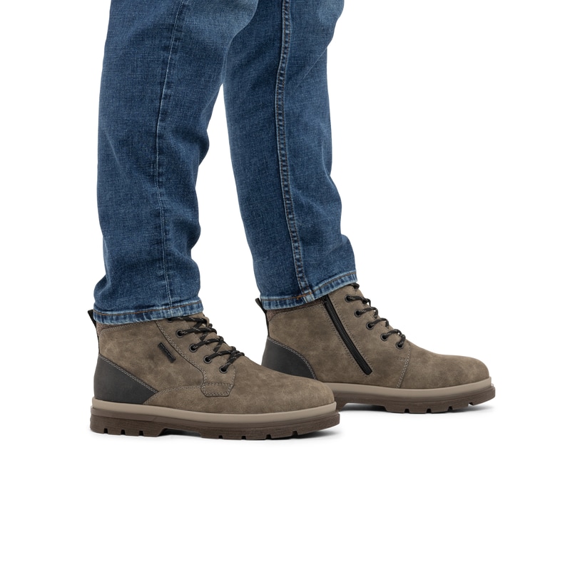 Grau-braune Rieker Herren Schnürstiefel F7010-25 mit modernen Ziernähten. Schuh am Fuß.