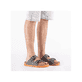 Graue Rieker Herren Pantoletten 21190-40 mit einem Schnallen sowie Extraweite H. Schuh am Fuß.
