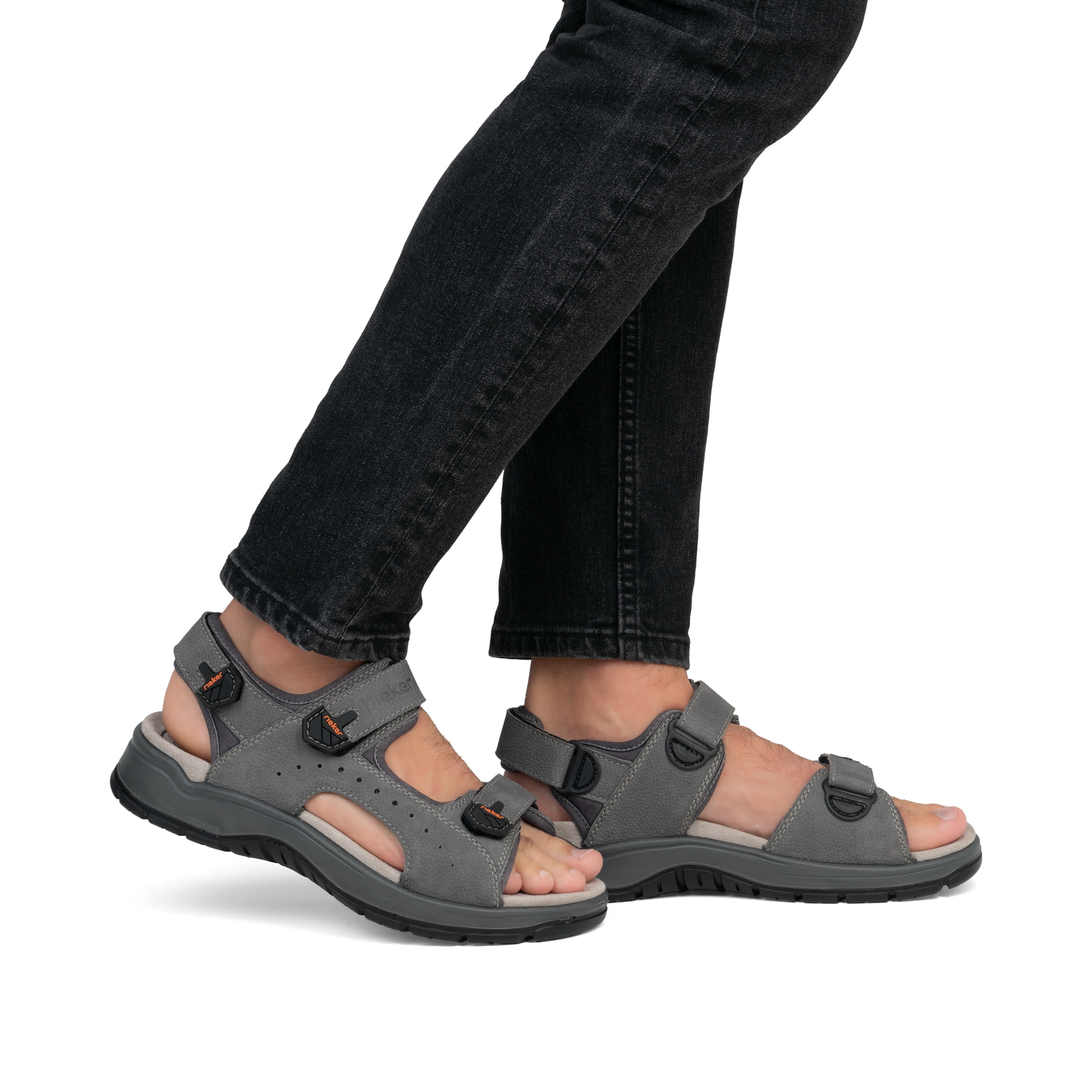 Graue Rieker Herren Trekkingsandalen 26951-40 mit einem Klettverschluss. Schuh am Fuß.