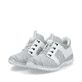 Graue Rieker Damen Slipper L32G4-40 mit Ready2GO Slip-in Funktion sowie Gummizug. Schuhpaar seitlich schräg.