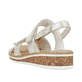 Silberne Rieker Keilsandaletten V3666-60 mit einem Klettverschluss. Schuh von hinten.