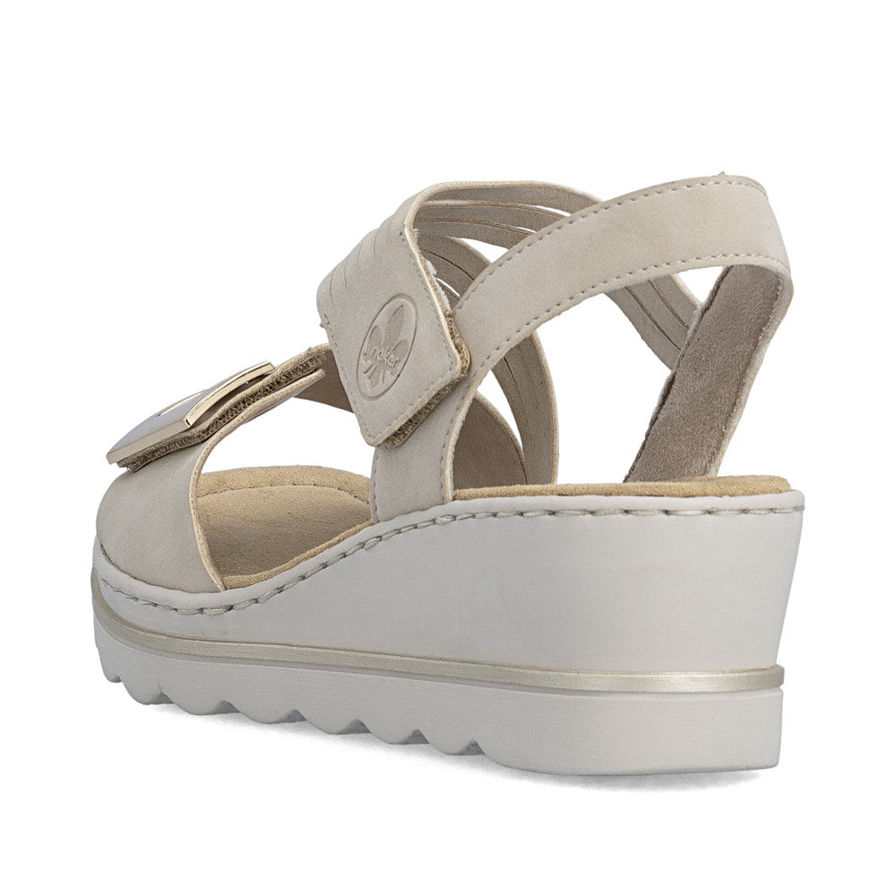 Sandales compensées Rieker beiges femme 67410-62 avec fermeture velcro. Chaussure vue de l'arrière.