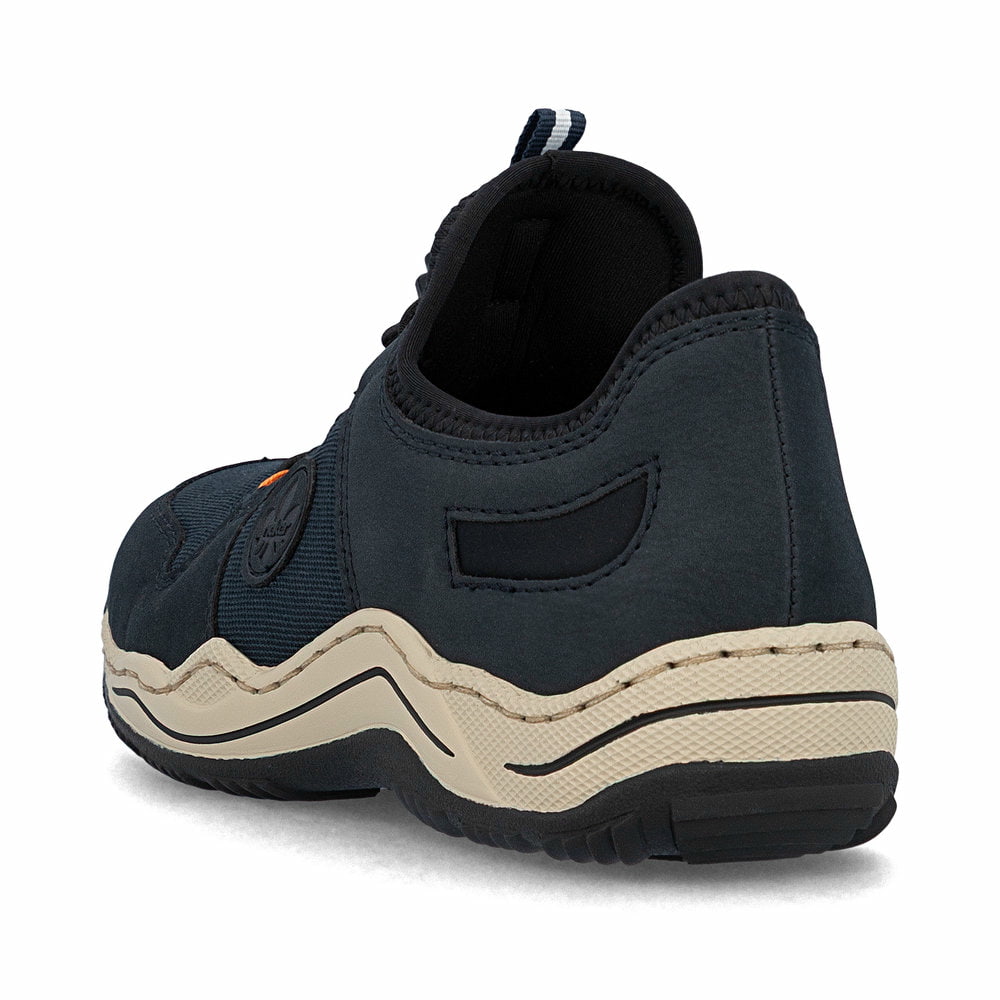 Dunkelblaue Rieker Damen Slipper L0593-14 mit einem Gummizug. Schuh von hinten.