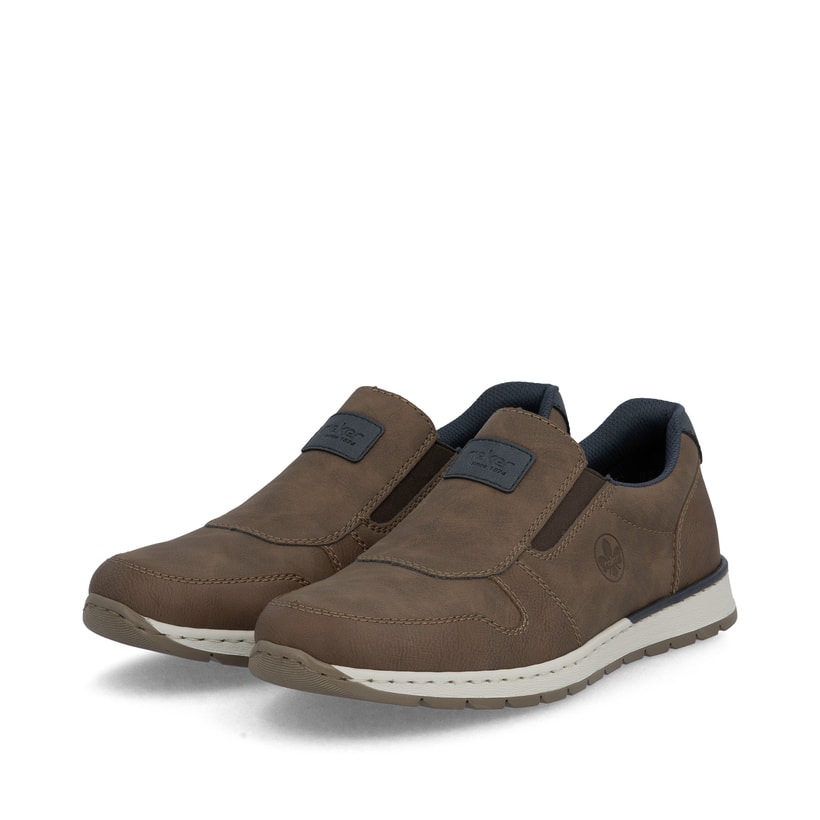 Nussbraune Rieker Herren Slipper B2173-24 mit einer schockabsorbierenden Sohle. Schuhpaar schräg.