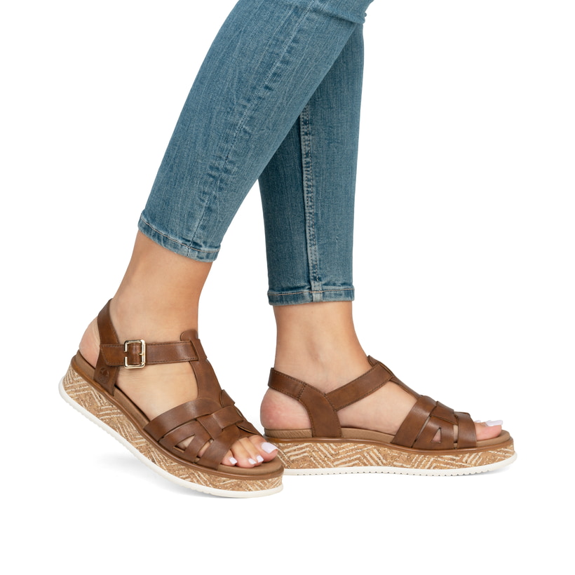 Braune Rieker Damen Riemchensandalen W0853-24 mit trendigen Schnalle. Schuh am Fuß.