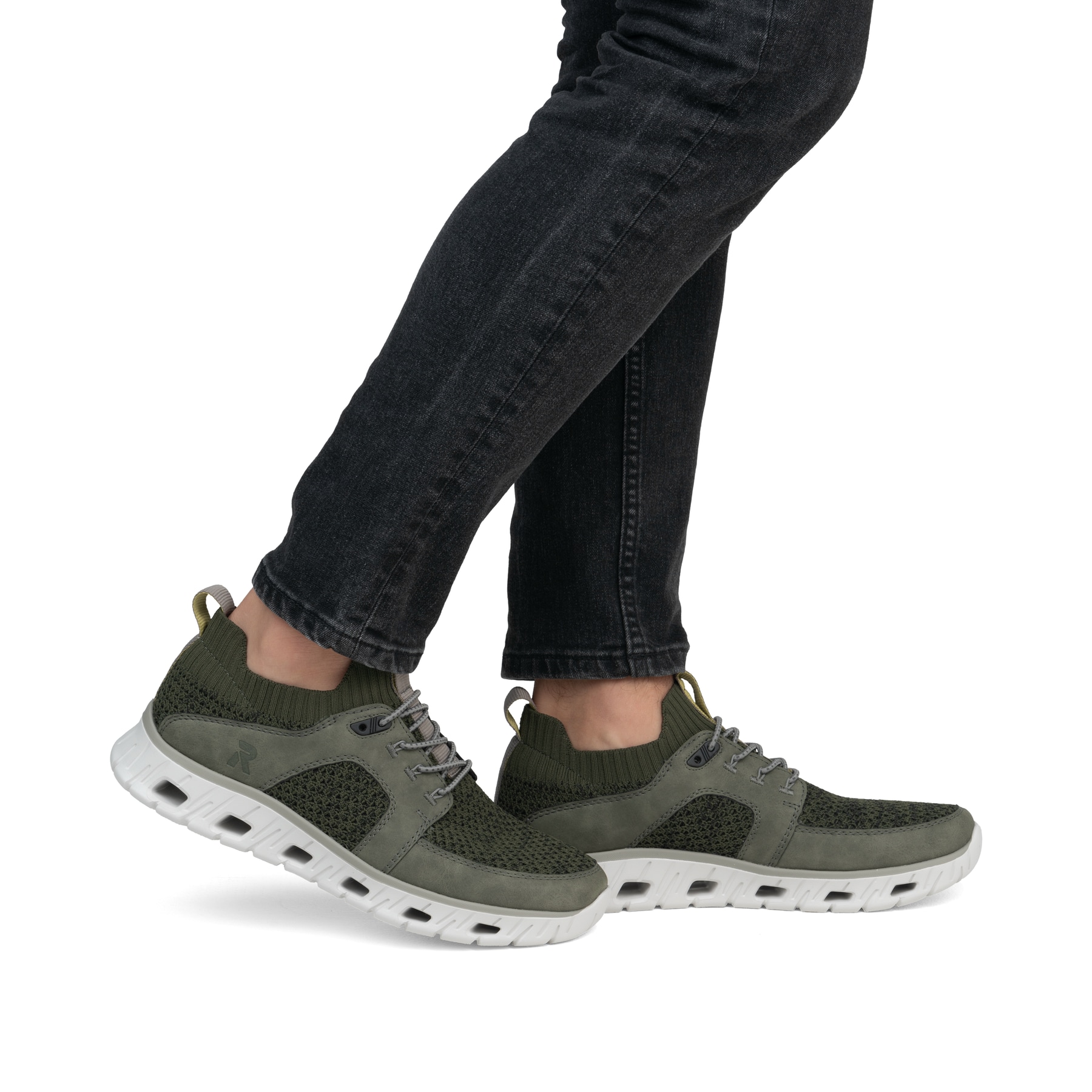 Grüne Rieker Herren Sneaker Low 04351-54 mit Gummizug sowie flexibler Sohle. Schuh am Fuß.