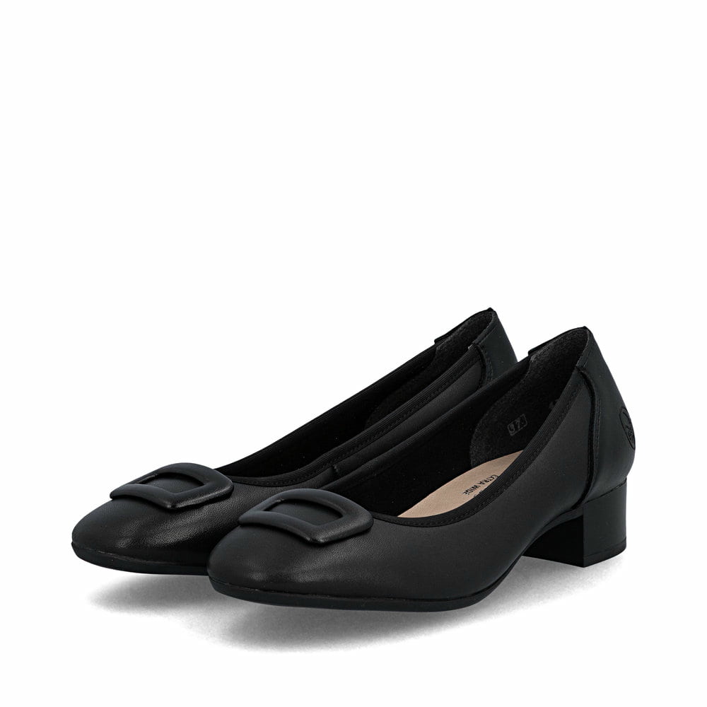 Schwarze Rieker Ballerinas 43453-00 aus Glattleder mit trendiger Schnalle. Schuhpaar seitlich schräg.