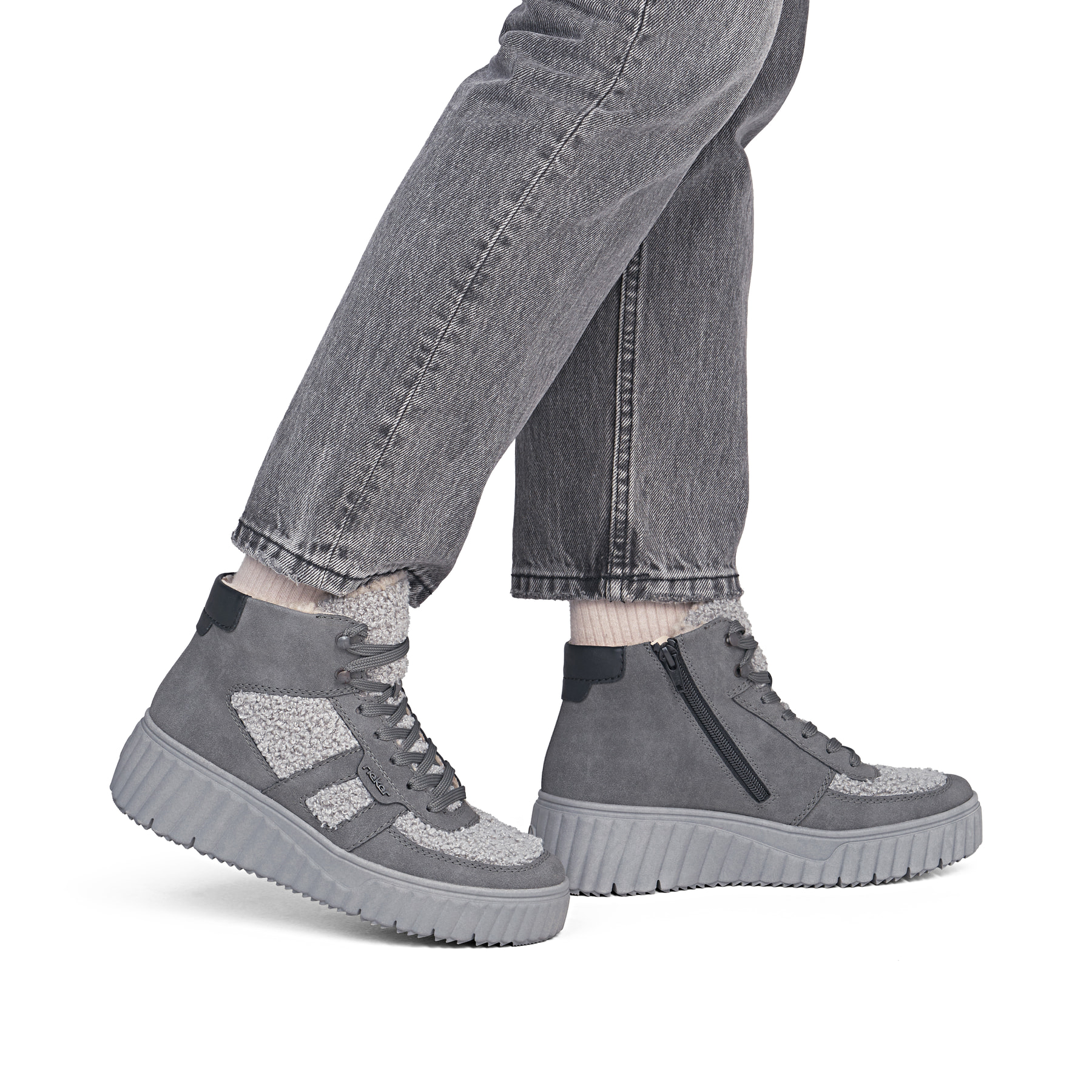 Dunkelgraue Rieker Damen Sneaker High N2515-45 mit Teddyfell-Details. Schuh am Fuß.