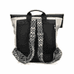 Rieker Damen Shopper H1369-64 in Braunbeige aus Kunstleder mit Reißverschluss. Shopper getragen Knie.