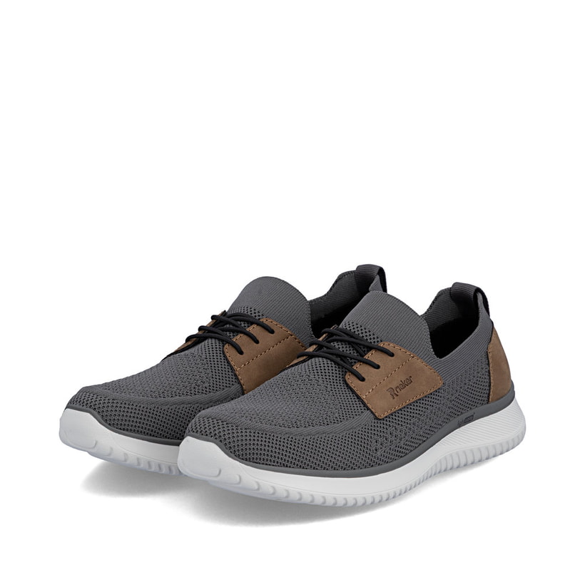 Graue Rieker Herren Slipper B9656-45 mit einem Gummizug sowie der Komfortweite G. Schuhpaar seitlich schräg.