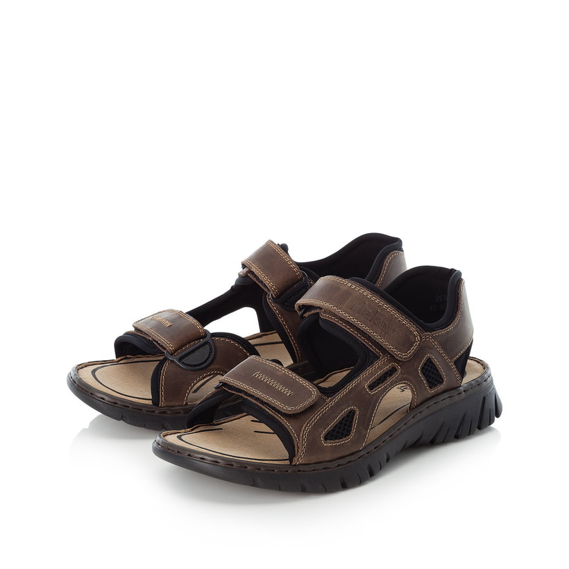 Dunkelbraune Rieker Herren Trekkingsandalen 26761-26 mit einem Klettverschluss. Schuhpaar seitlich schräg.
