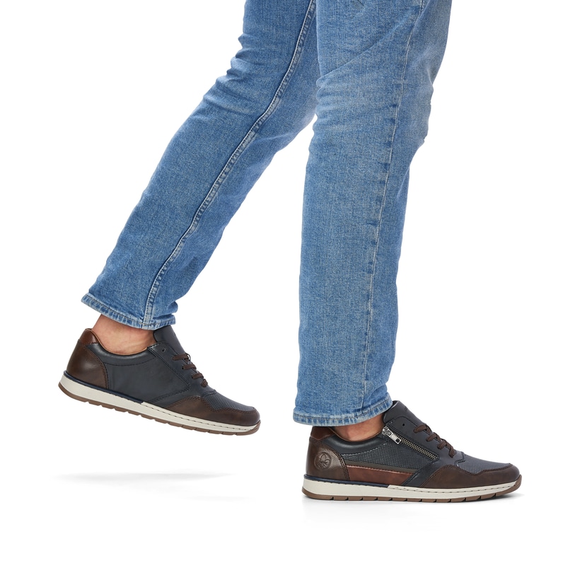 Blaugraue Rieker Herren Sneaker Low B2111-14 mit einer schockabsorbierenden Sohle. Schuh am Fuß