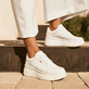 Weiße Rieker Damen Sneaker Low M7811-80 mit einer Schnürung. Schuh am Model.