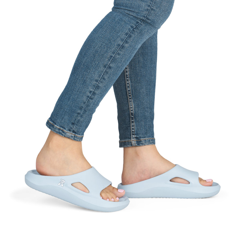 Blaue Rieker Damen Pantoletten W3450-11 mit flexibler und ultraleichter Sohle. Schuh am Fuß.