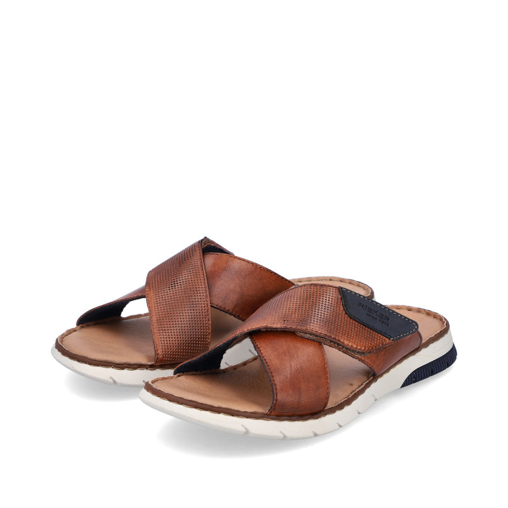 Braune Rieker Herren Pantoletten 25283-23 mit einem Klettverschluss. Schuhpaar seitlich schräg.