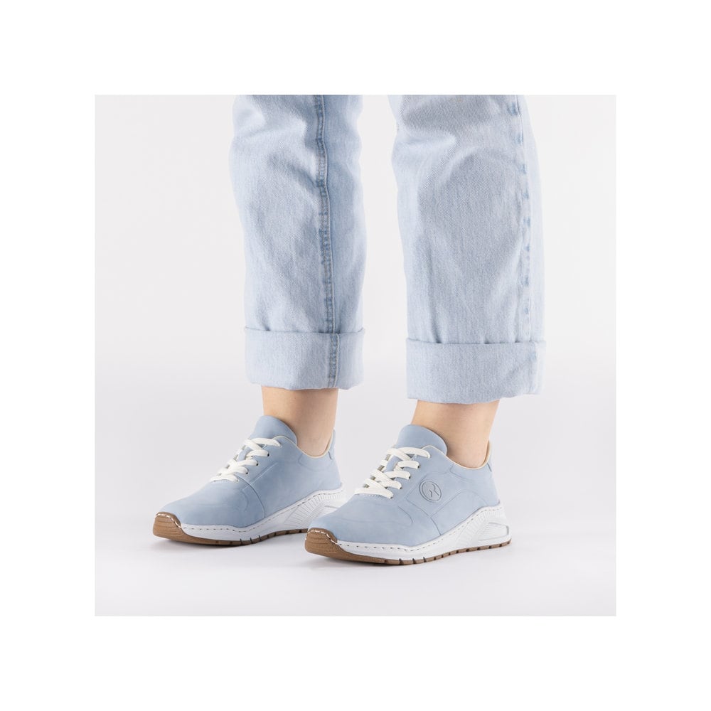 Blaue Rieker Damen Sneaker Low M4903-12 mit abgesetztem Logo sowie Schnürung. Schuh am Fuß.