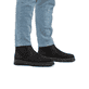 Chelsea Boots Rieker noires pour homme F7051-00 en cuir suédé. Chaussure au pied.