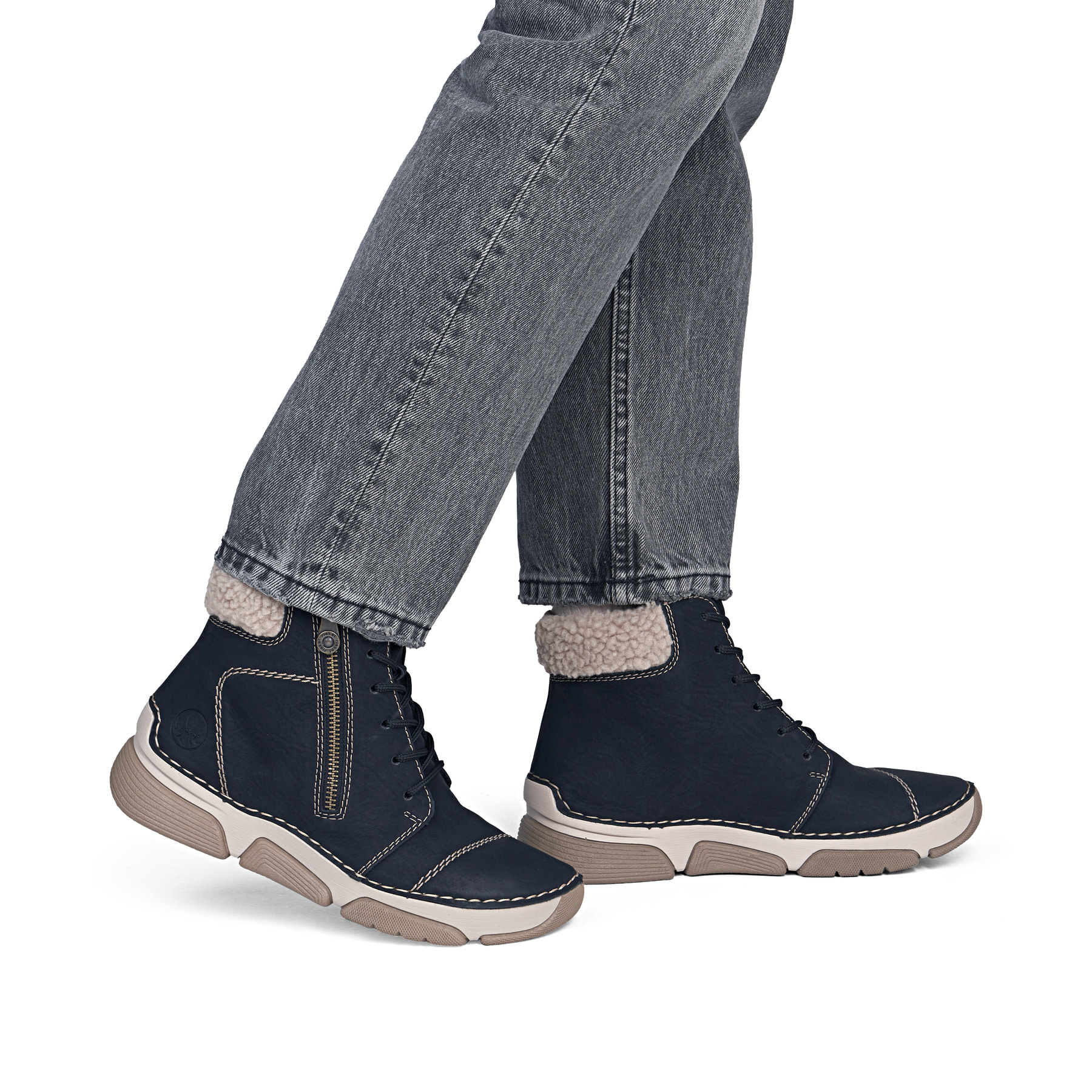 Schwarzbeige Rieker Damen Schnürstiefel 45931-00 mit einem Reißverschluss. Schuh am Fuß.