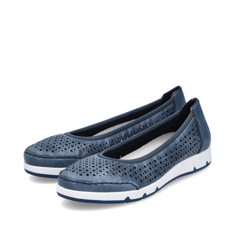 Blaue Rieker Ballerinas L3065-14 in Löcheroptik mit herausnehmbarer Einlegesohle. Schuhpaar seitlich schräg.