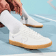 Weiße Rieker Damen Sneaker Low W2200-80 mit Schnürung sowie abriebfester Sohle. Schuh am Model.