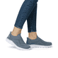 Blaue Rieker Damen Slipper M5072-10 mit Gummizug sowie einer ultraleichten Sohle. Schuh am Fuß.
