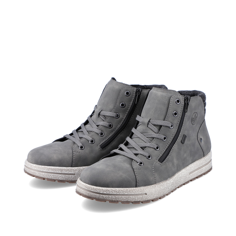 Mondgraue Rieker Herren Schnürstiefel 30721-45 mit Schnürung und Reißverschluss. Schuhpaar schräg.