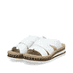 Weiße Rieker Damen Pantoletten V7989-80 mit einem Gummizug. Schuhpaar seitlich schräg.