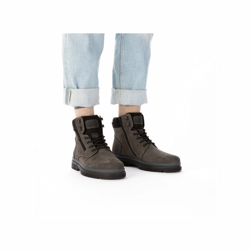 Bottes à lacets Rieker grises pour homme 32312-42 en cuir suédé. Chaussure au pied.