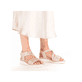 Rosane Rieker Keilsandaletten V3764-90 mit einem Klettverschluss. Schuh am Fuß.