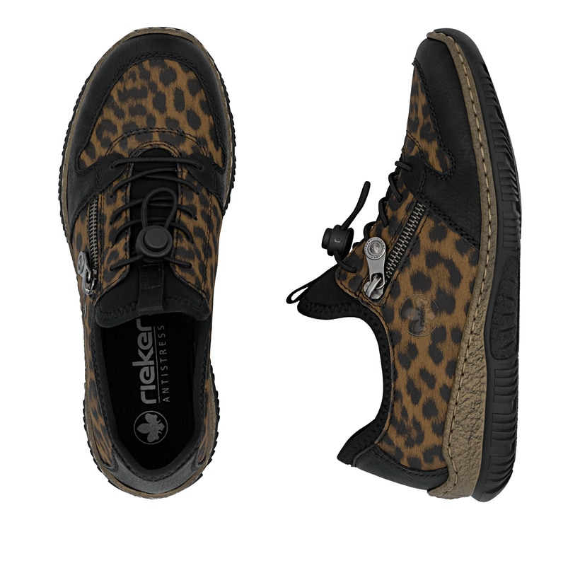 Braunschwarze Rieker Damen Slipper N32G0-90 mit Leo-Print sowie einem Gummizug. Schuh von oben, liegend.