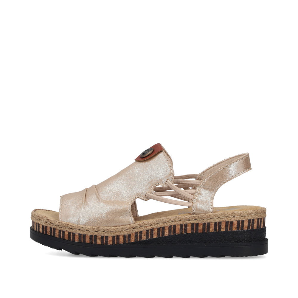 Beige Rieker Keilsandaletten V7972-60 mit metallischem Finish sowie Gummizug. Schuh Außenseite.