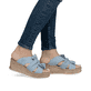 Blaue Rieker Damen Pantoletten 68789-10 mit dekorativer Schleife sowie Gummizug. Schuh am Fuß.