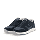 Blaue Rieker Herren Sneaker Low U0905-14 mit Schnürung sowie flexibler Sohle. Schuhpaar seitlich schräg.