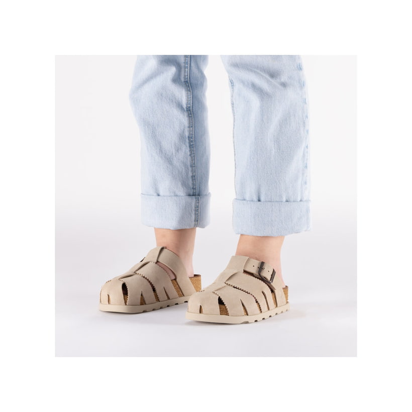 Mules Rieker beiges pour femme V3164-62 en cuir velours avec boucles. Chaussure au pied.