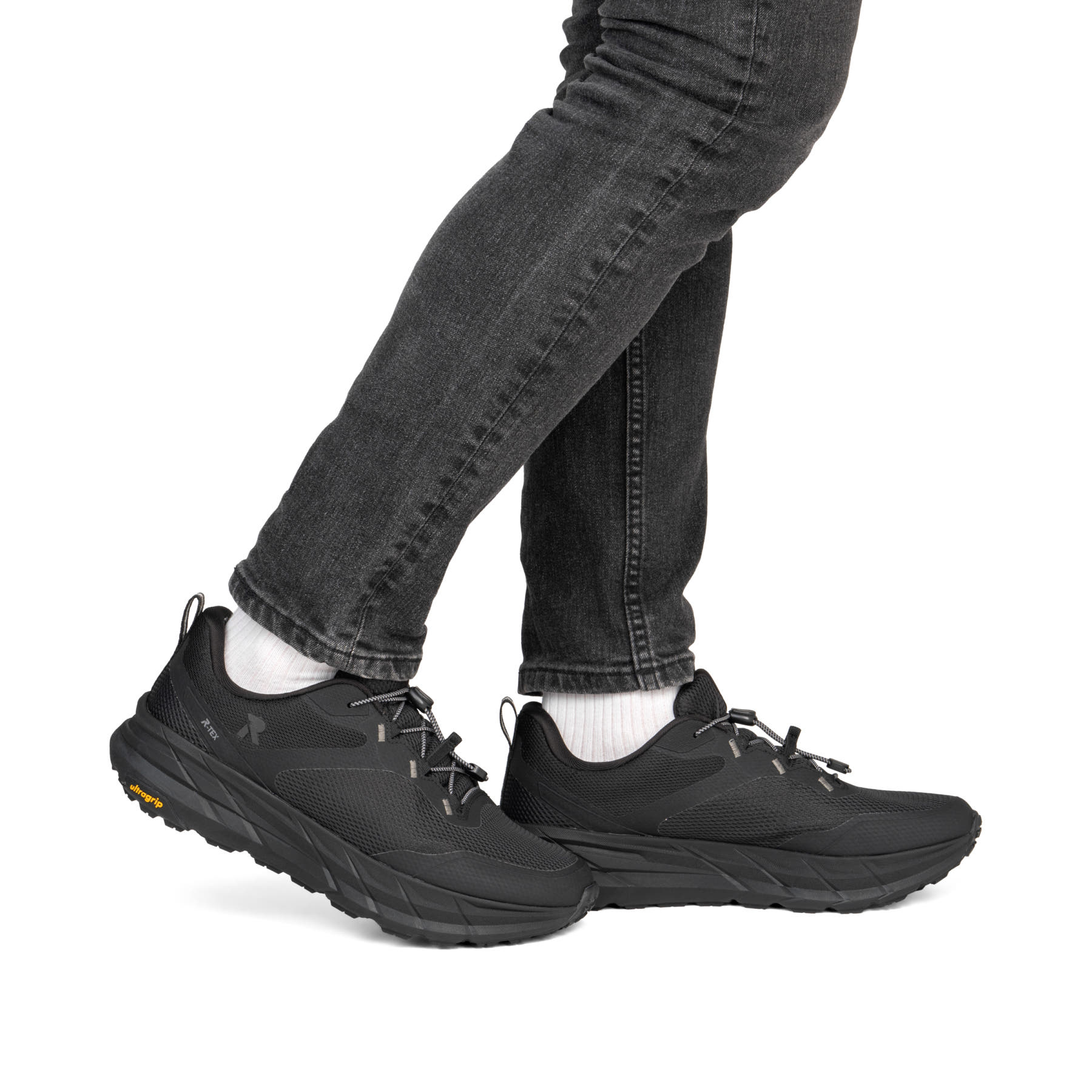 Schwarze Rieker Sport Herren Sneaker Low U4502-00. Schuh am Fuß.