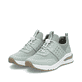 Grüne Rieker Damen Sneaker Low M6651-52 mit einem Gummizug sowie Extraweite H. Schuhpaar seitlich schräg.