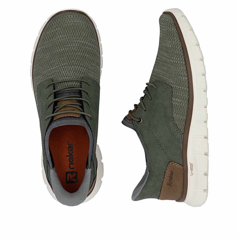 Grüne Rieker Herren Slipper B6658-52 mit Ready2GO Slip-in Feature sowie Gummizug. Schuh von oben, liegend.