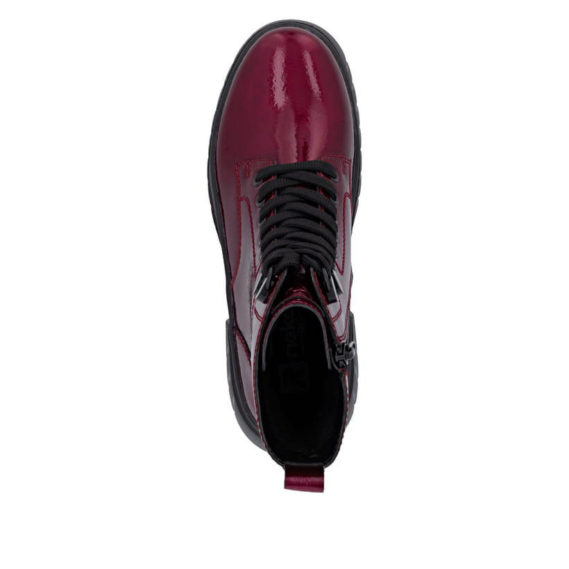 Kirschfarbene Rieker Damen Schnürstiefel W1870-35 aus Lackleder. Schuh von oben.