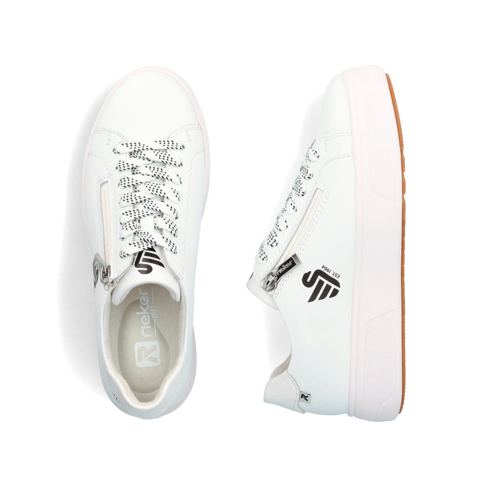Weißer Rieker Damen Sneaker Low M7712-80 Schwenninger Wild Wings Special Edition mit Eishockey-Schnürsenkeln und Logo. Schuh von oben, liegend.