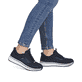 Blaue Rieker Damen Slipper L5850-14 mit Ready2GO easy in Funktion sowie Gummizug. Schuh am Fuß.