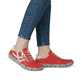 Rote Rieker Damen Slipper L0363-33 mit einem Reißverschluss. Schuh am Fuß.