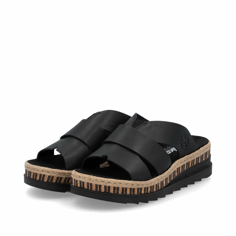 Schwarze Rieker Damen Pantoletten V7989-00 mit einem Gummizug. Schuhpaar seitlich schräg.